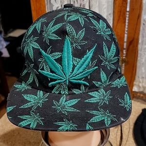 CANNIBAS EMBROIDED LEAF SNAPBACK